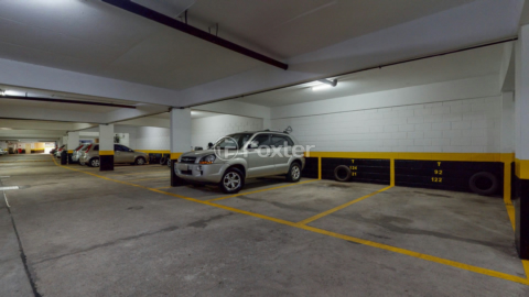 Image 17 - 881658